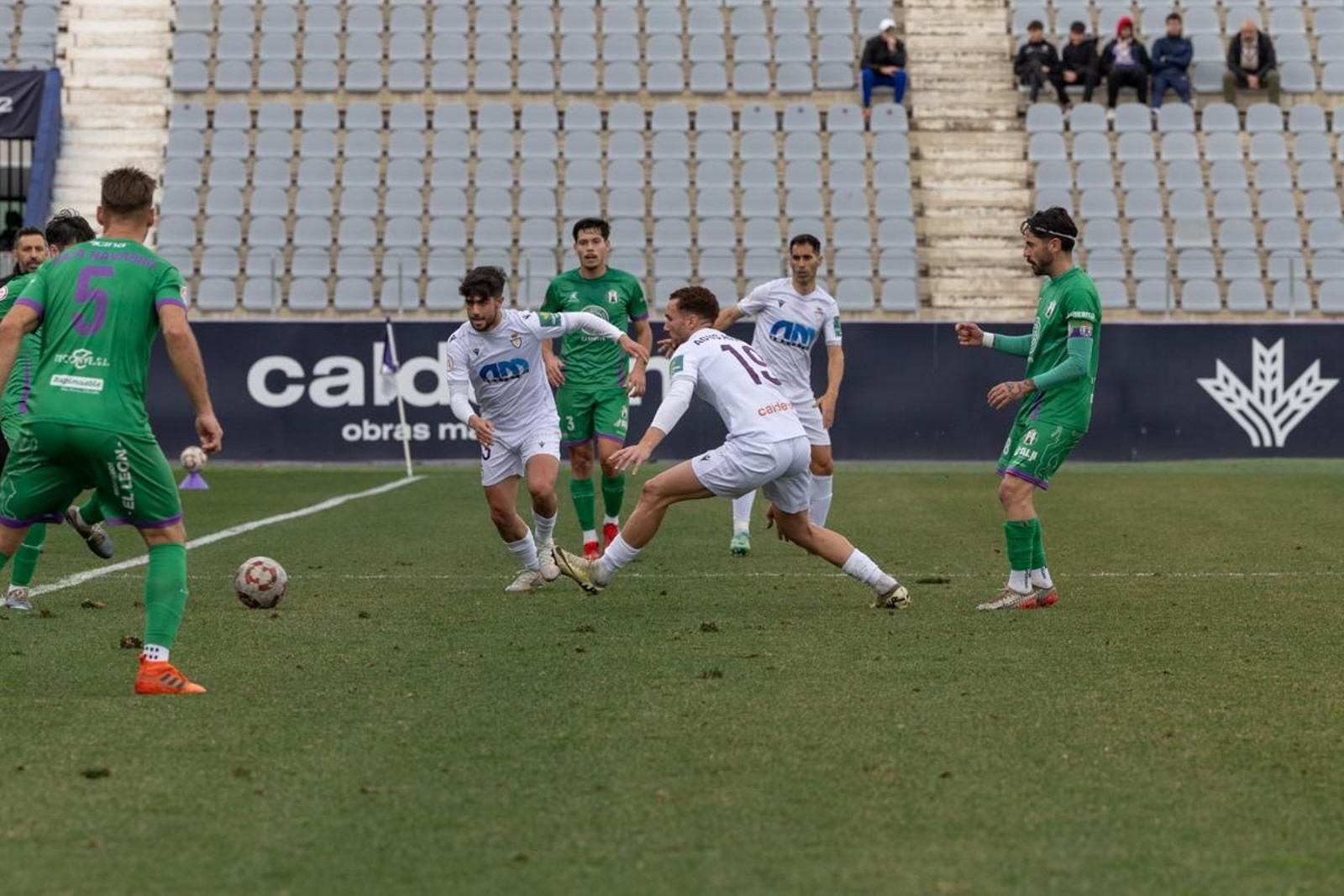 La emoción del triunfo in extremis del Real Jaén ante el Atlético Mancha Real, en imágenes