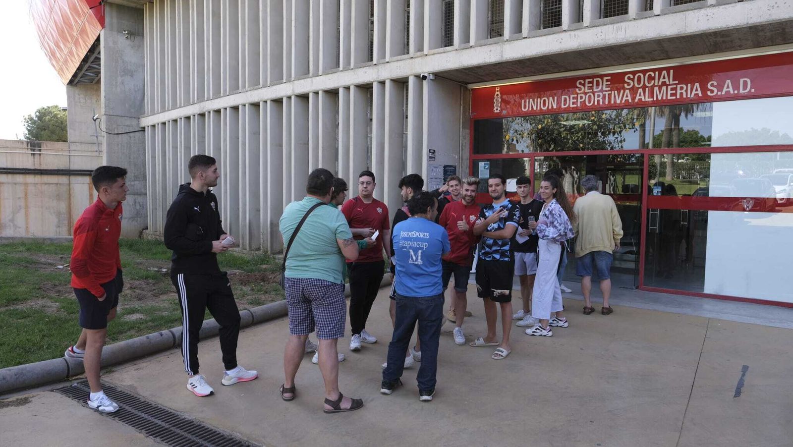 Aficionados del Almería hacen cola en la sede del club