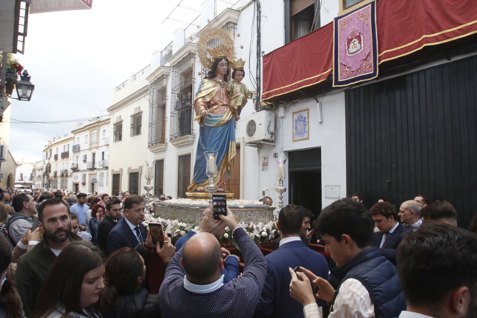El traslado de María Auxiliadora de Córdoba tras su restauración, en imágenes