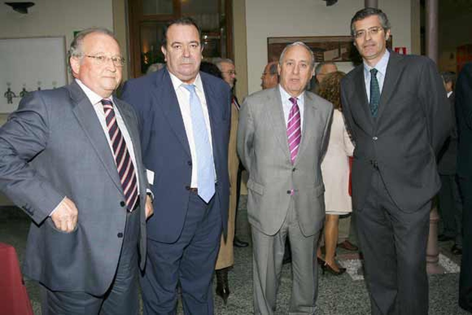 El delegado provincial de Economía de la Junta, Daniel Vázquez; el delegado del Estado en la Zona Franca, José de Mier; el subdelegado del Gobierno, Sebastián Saucedo, y Luis Ortuño.

Foto: Julio Gonzalez/Joaquin Pino/Lourdes de Vicente