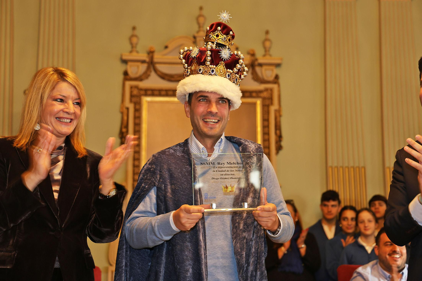 Sus Majestades Los Reyes Magos son coronados en el Ayuntamiento de Huelva