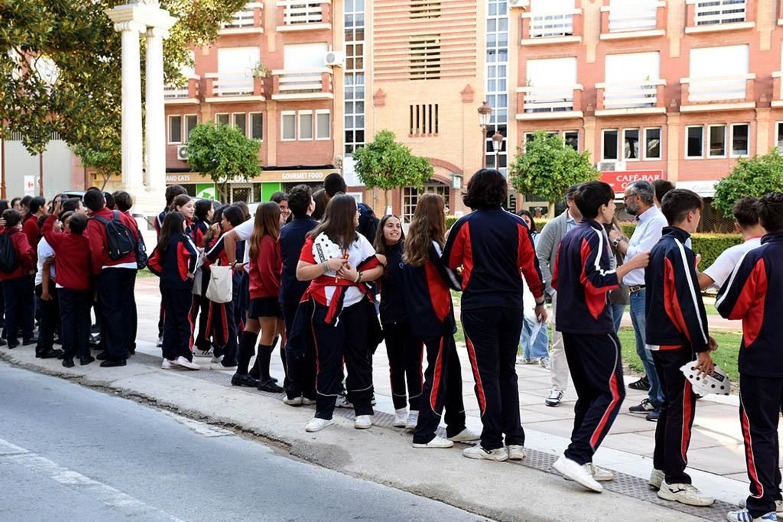 Las mejores imágenes de los peregrinos en la salida de Emigrantes