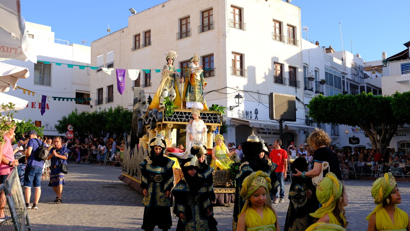 El espectacular desfile de Moros y Cristianos de Mojácar, en imágenes