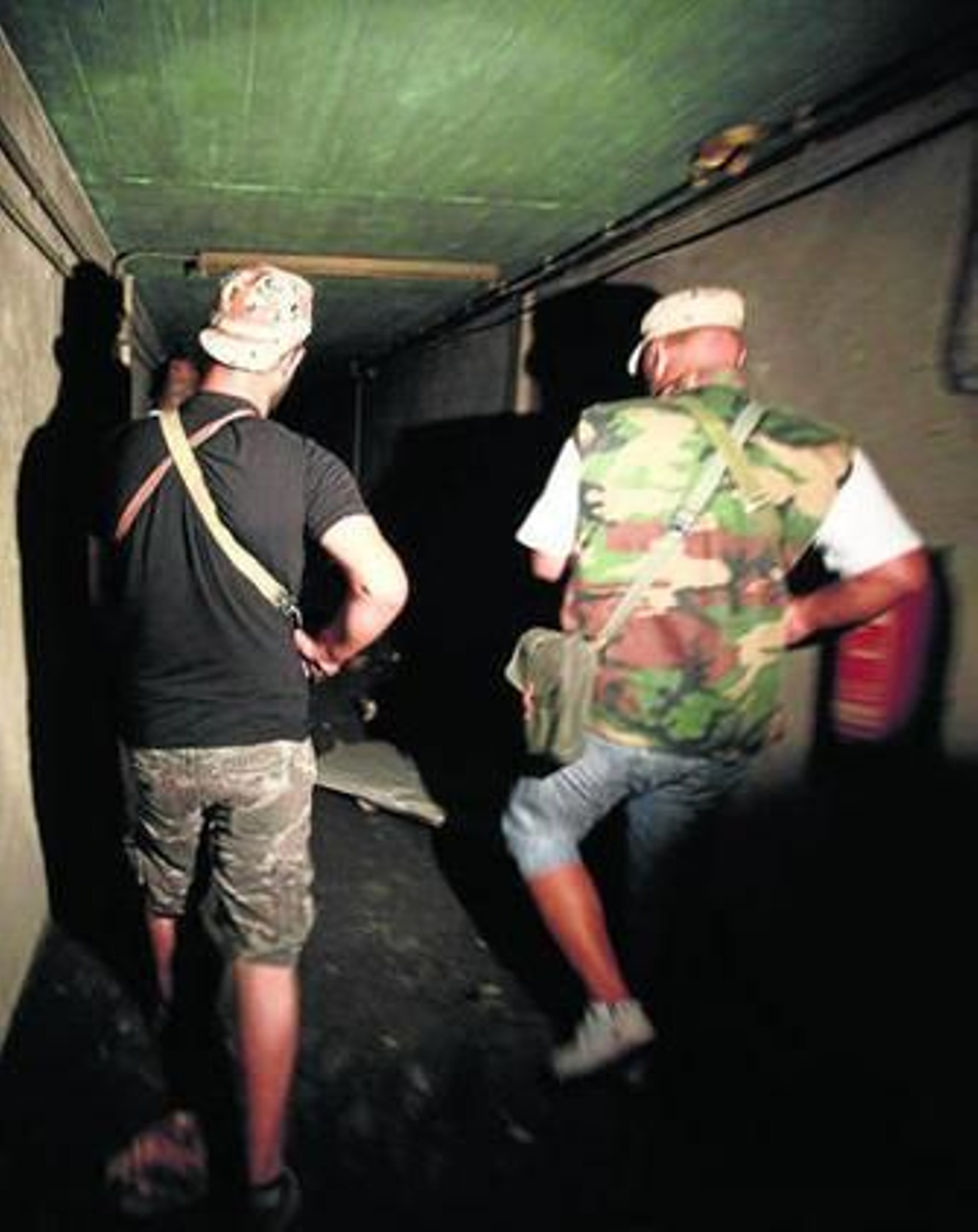 Rebeldes caminan a través de los túneles que pudo usar Gadafi en Bab al Aziziya, en Trípoli.