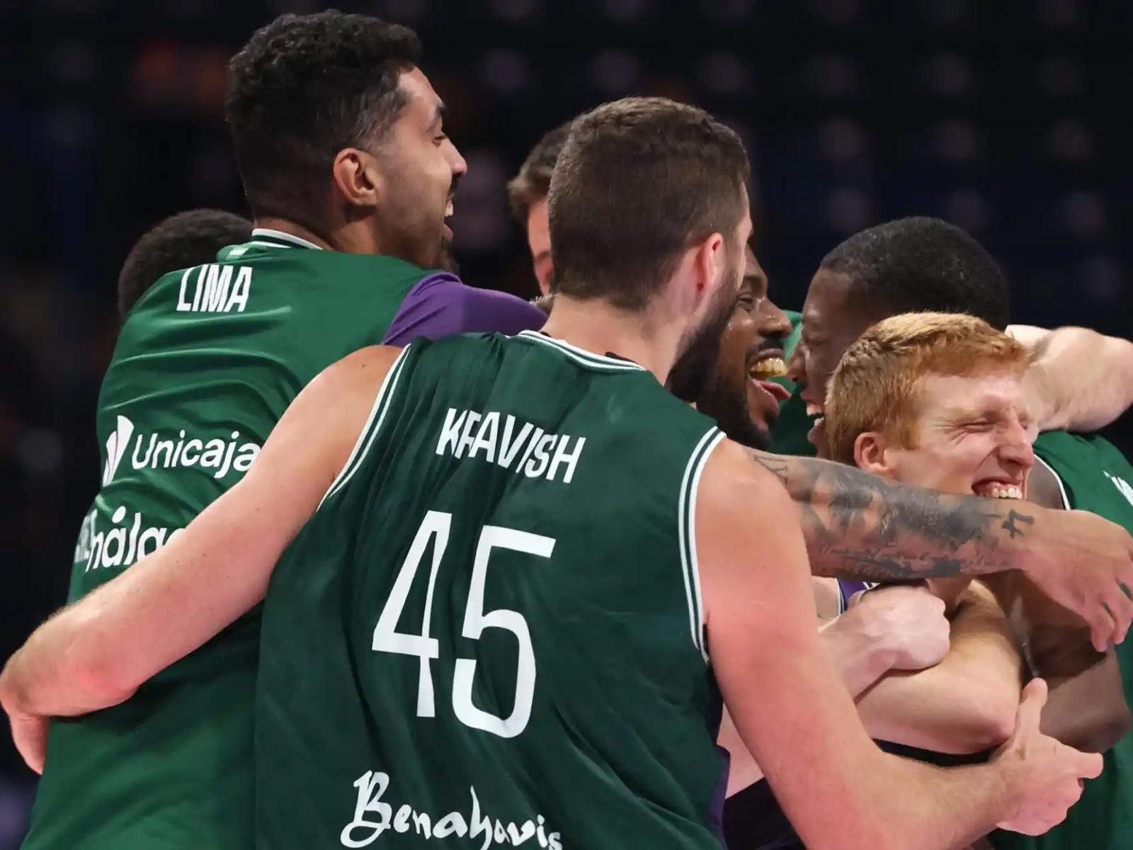 Imagen de la plantilla celebrando.