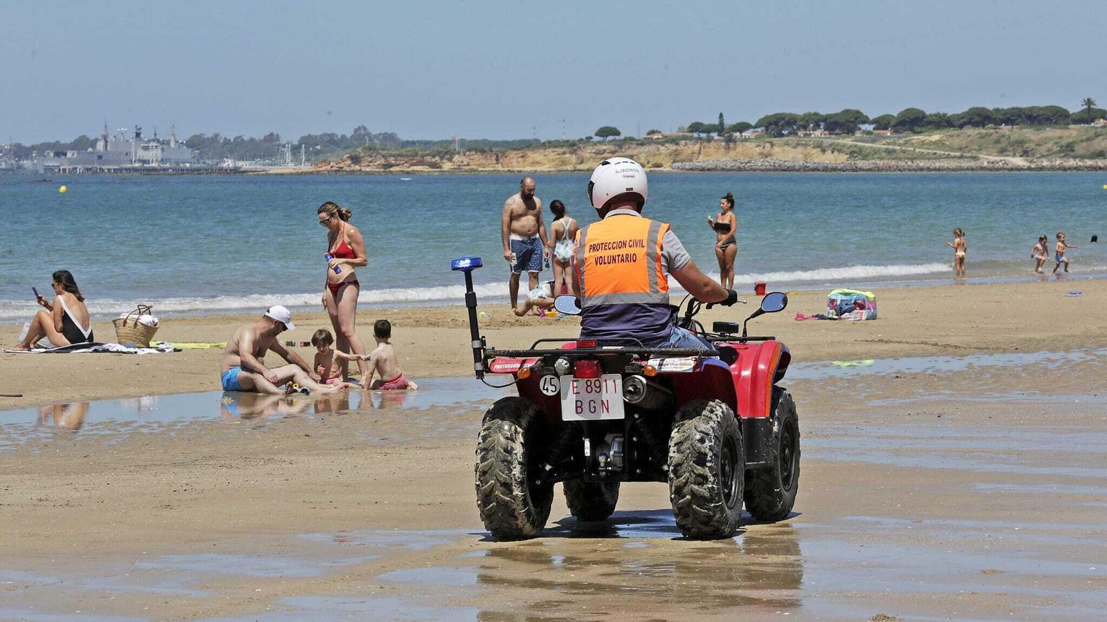 Un vehículo de Protección Civil, hoy en la playa de Fuentebravía.