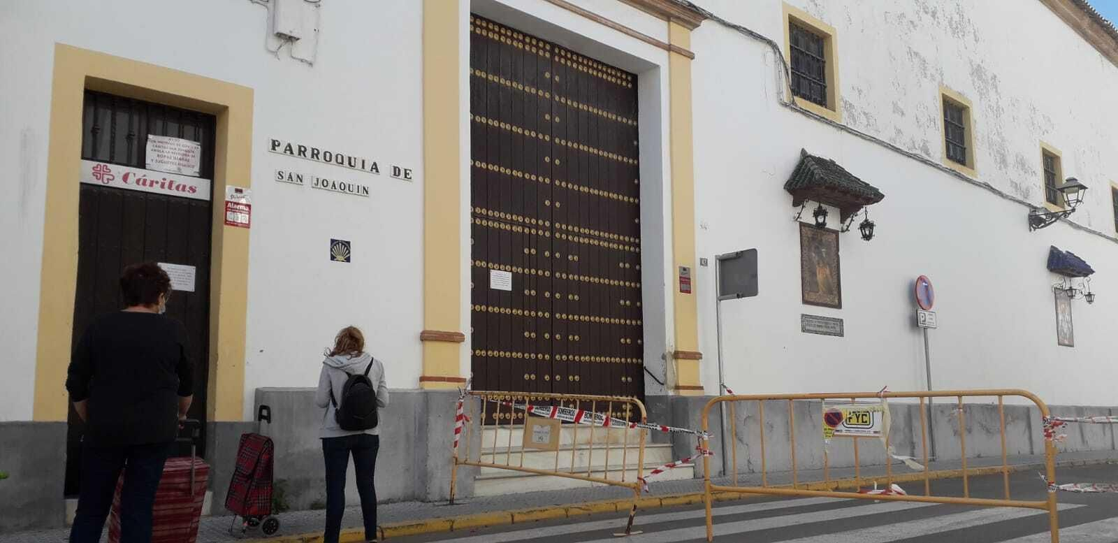 Una imagen de las vallas que rodean la parroquia de San Joaquín.