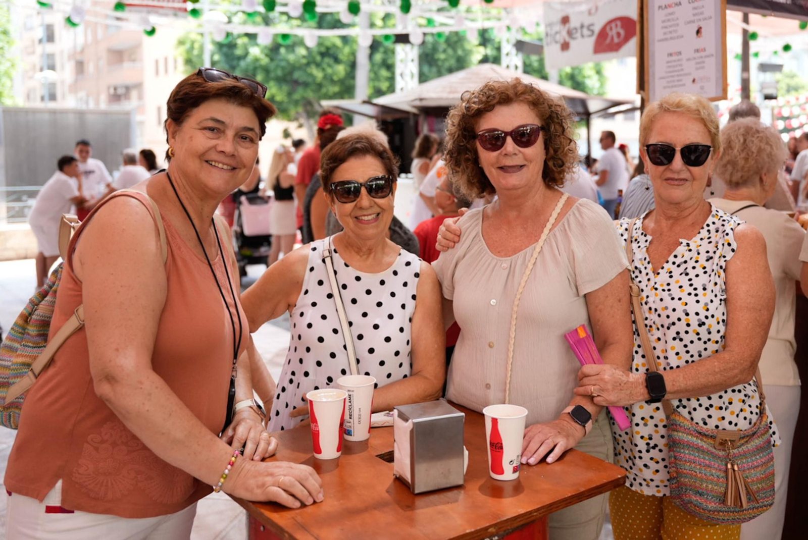 Los almerienses disfrutan del miércoles en la feria de día