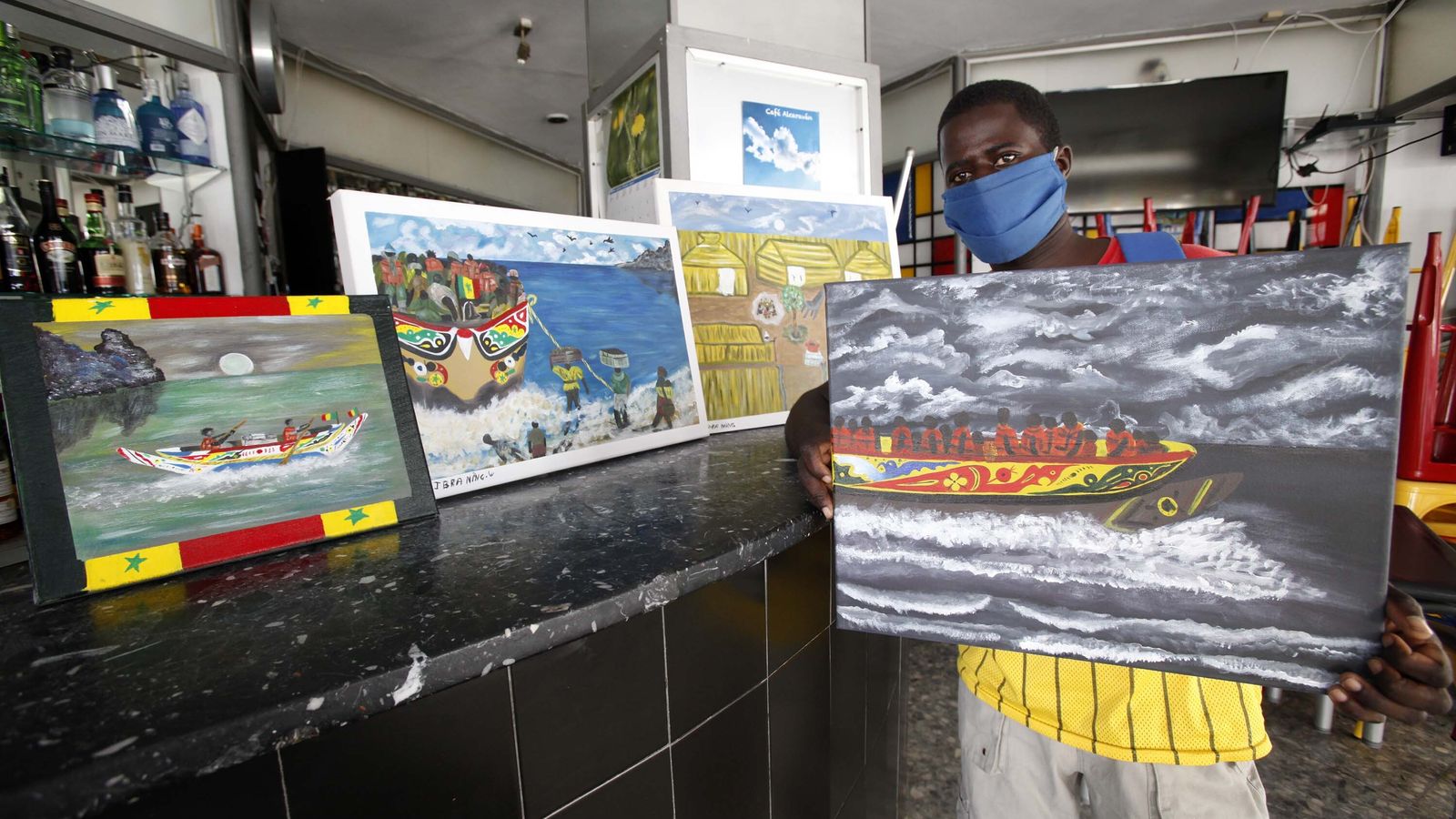 El artista senegalés muestra en algunas de sus obras la experiencia del viaje a Europa en patera que él mismo ha vivido