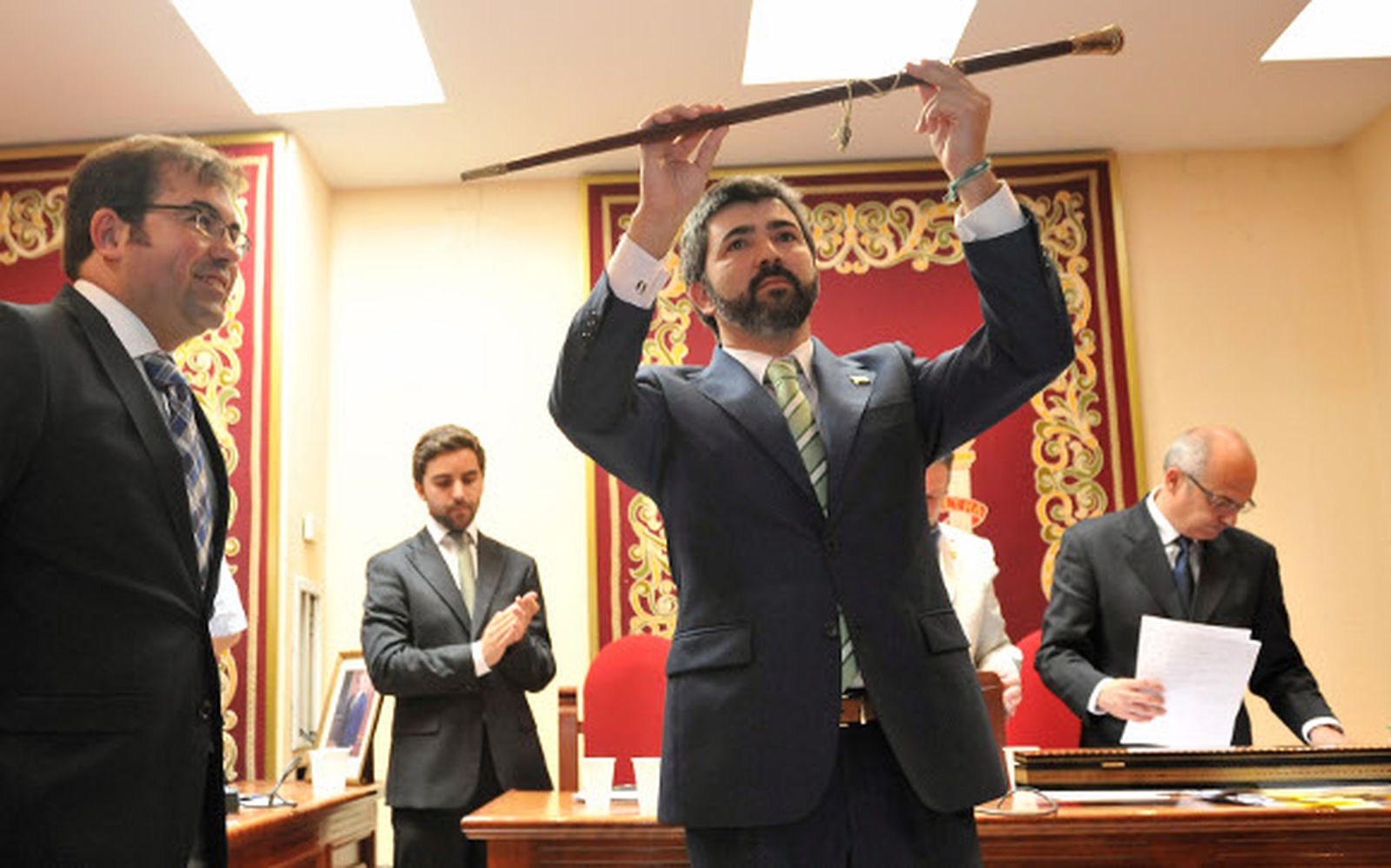 El PA recupera diez años después la Alcaldía y el PSOE apela a la justicia