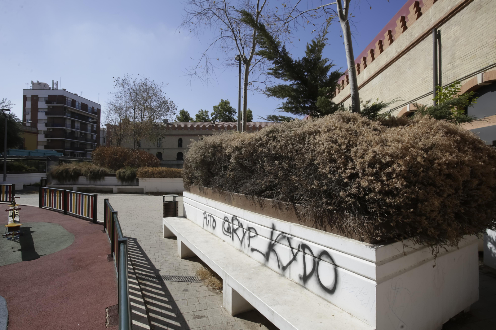 Abandono y mal estado de la plaza entre Mercadona y Plaza de Armas