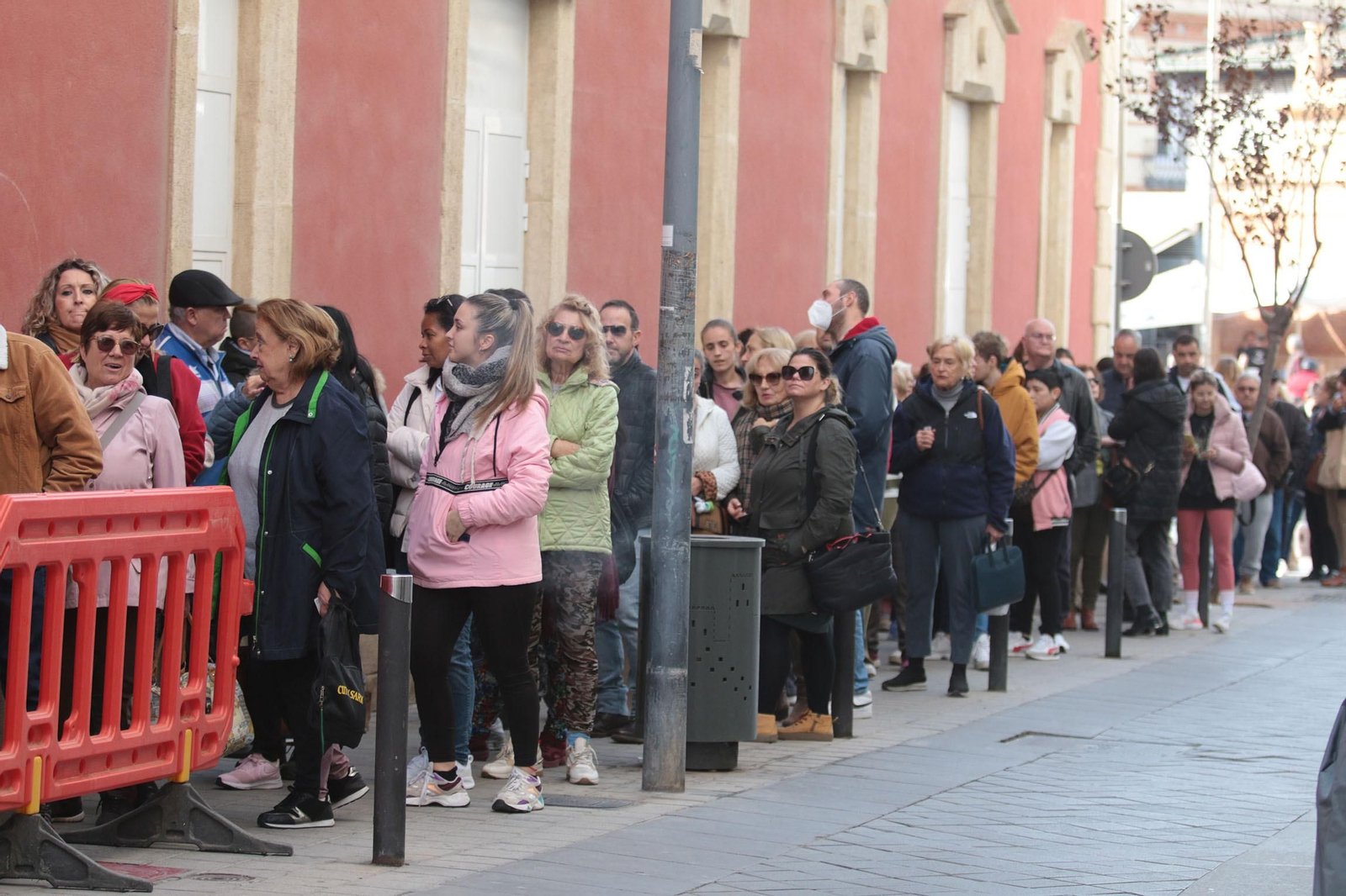 La cola para las entradas del acto de Bisbal como Hijo Predilecto de Almería