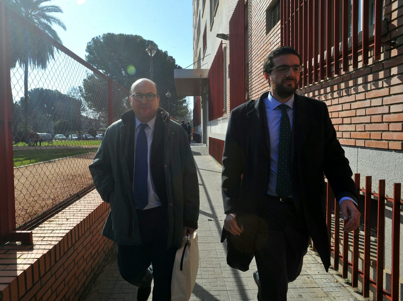 Rafael Navas y su abogado, a la salida de los Juzgados.