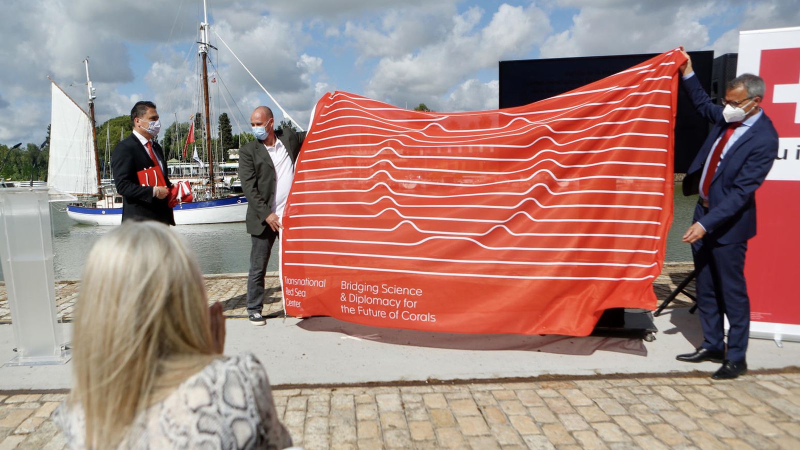 La bandera de la expedición en el Muelle de las Delicias.