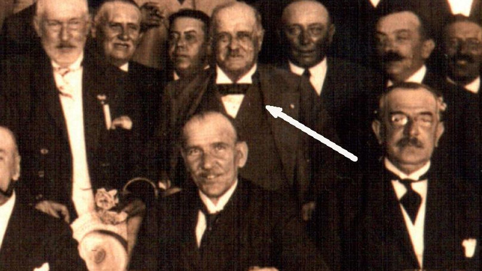 Señalado con una flecha el señor don Francisco Vicente Montero, primer presidente de la Junta de Obras del Puerto de Algeciras . Señalado con una flecha el señor don Francisco Vicente Montero, primer presidente de la Junta de Obras del Puerto de Algeciras .