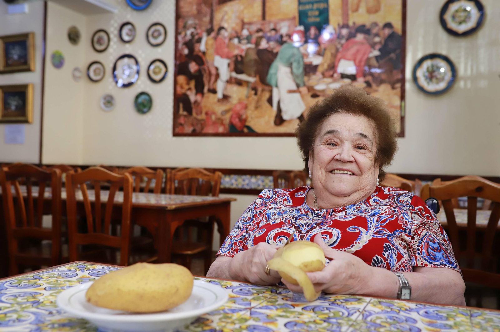 Pepa, en una de las mesas de su conocido restaurante.