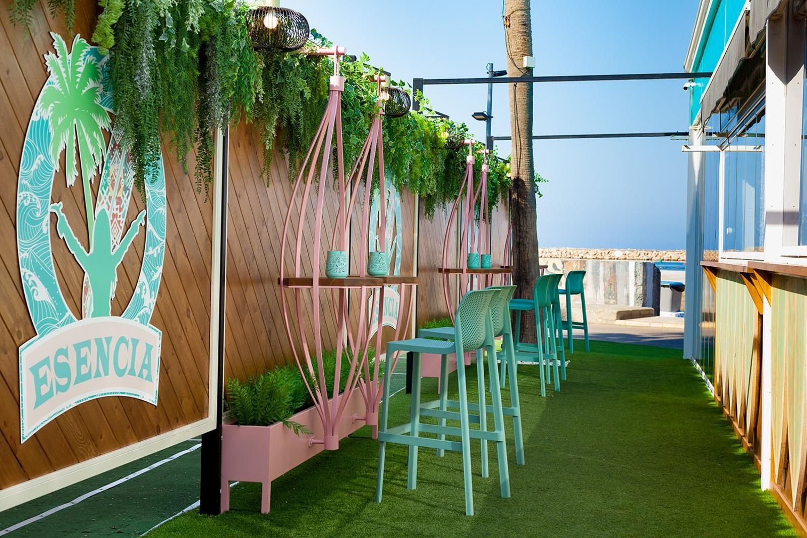 El emblemático bar Esencia Beach de Almerimar que ha sufrido un aparatoso incendio en la mañana del martes 16 de diciembre.