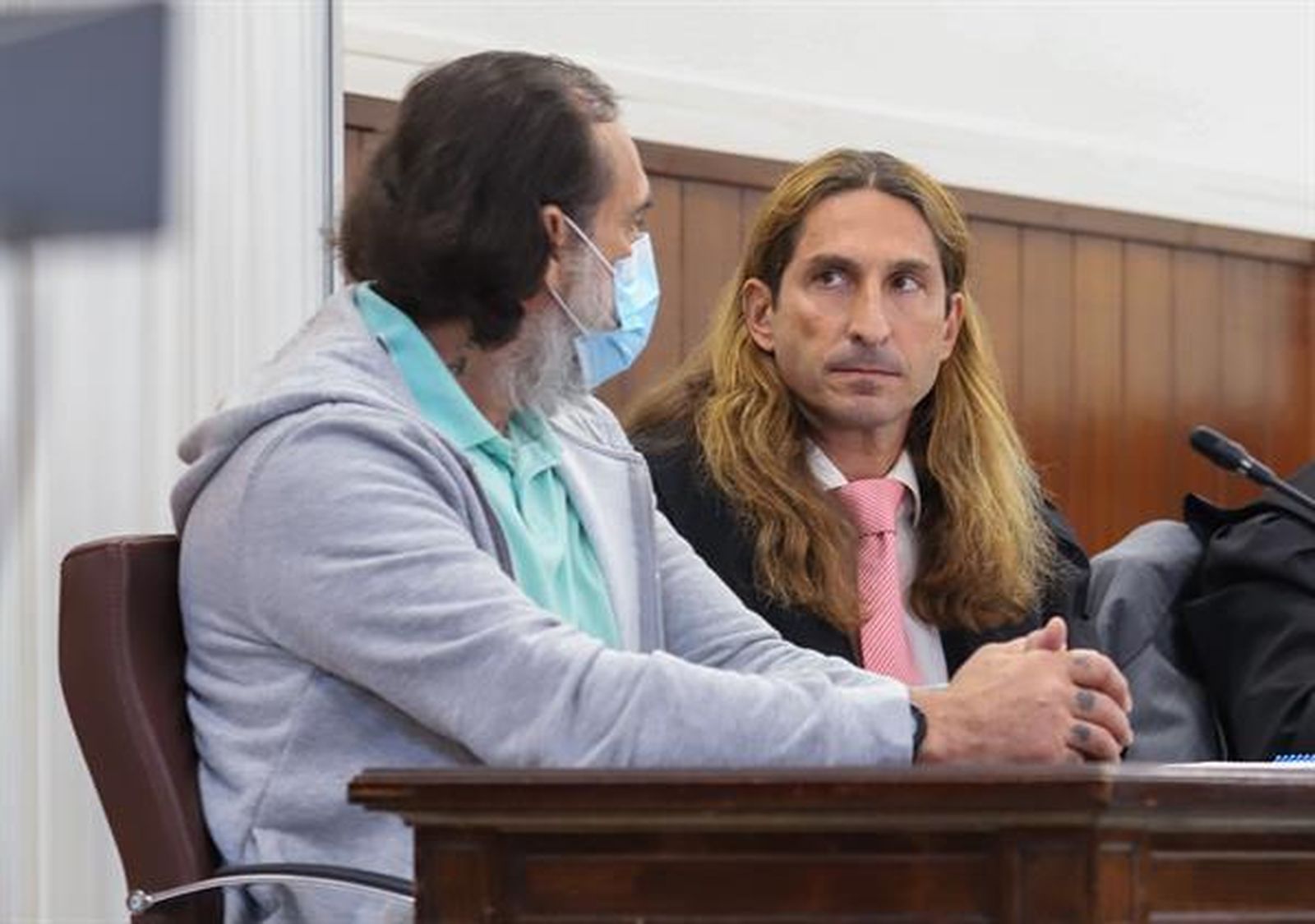 El acusado por el crimen de Halloween junto a su abogado