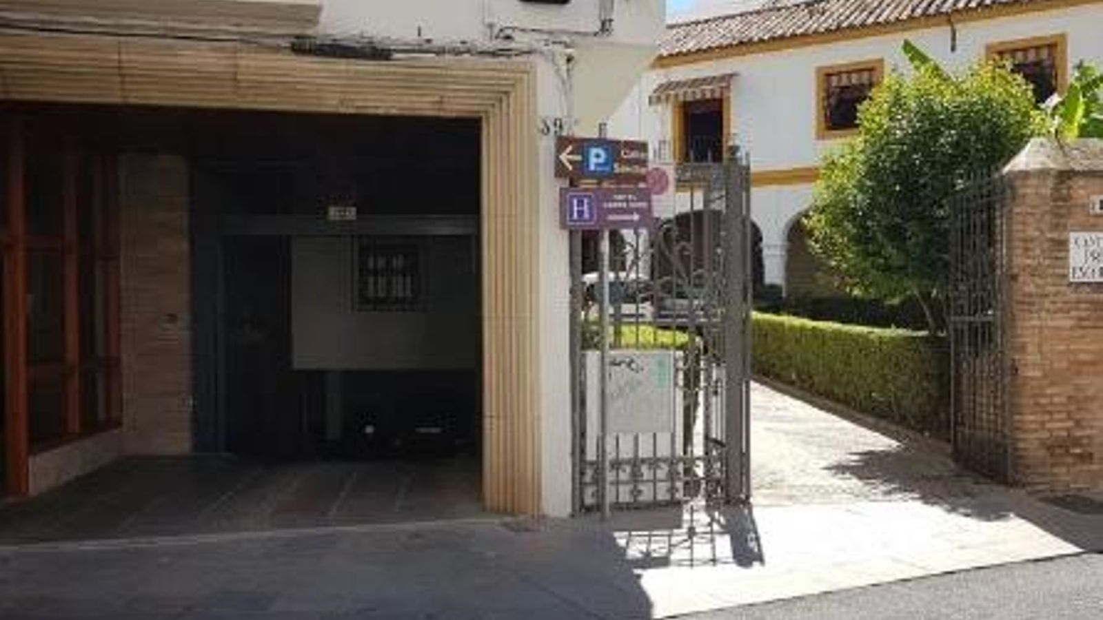Acceso al garaje en la plaza de San Juan Acceso al garaje en la plaza de San Juan