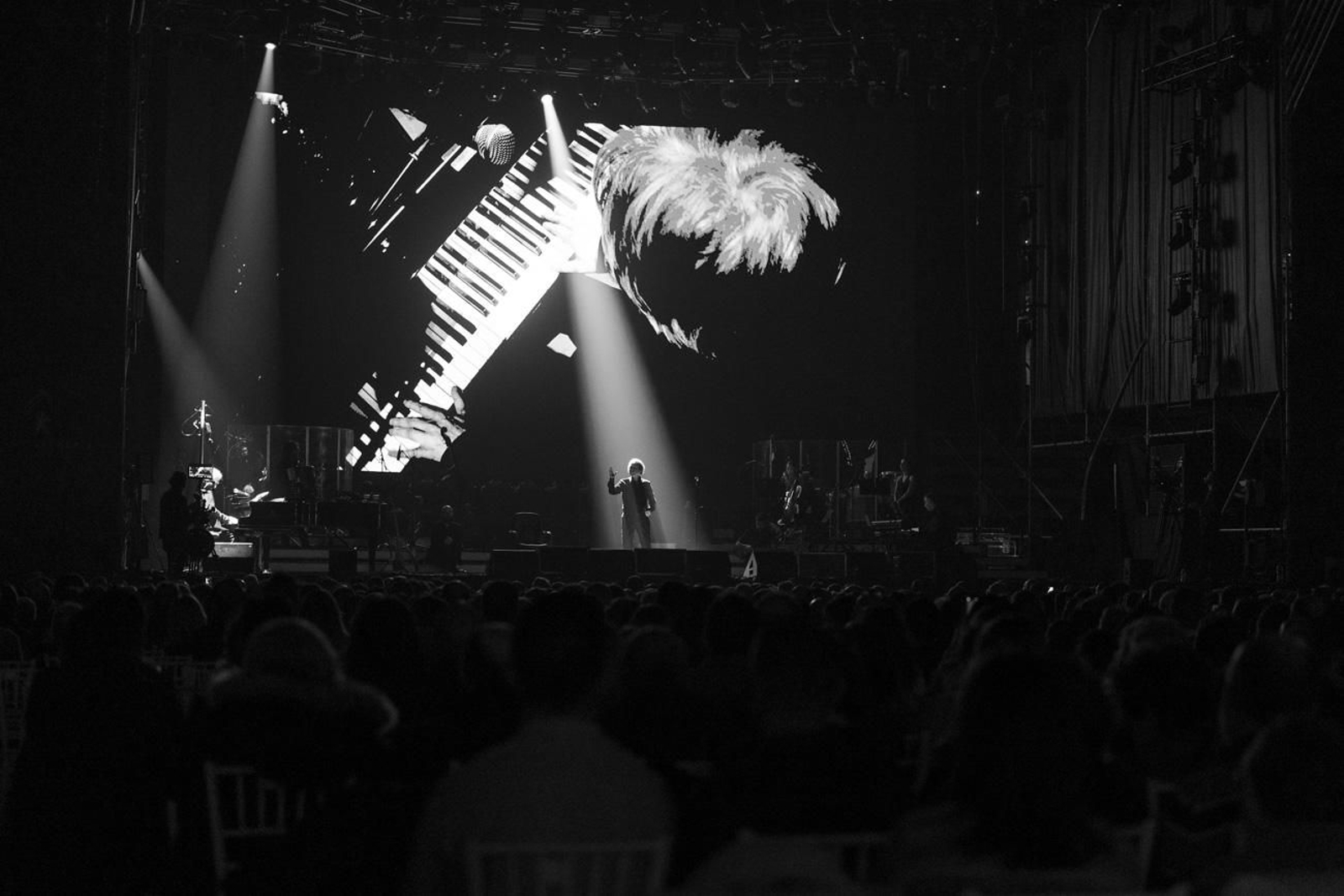 Así se disfruta en Jaén del concierto de Raphael, "Raphaelísimo"