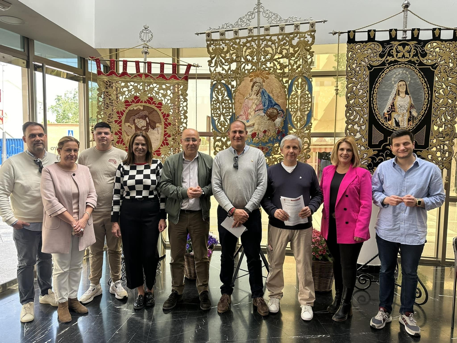 El Ayuntamiento de Huércal-Overa entrega las ayudas a las Hermandades y Cofradías para la Semana Santa.