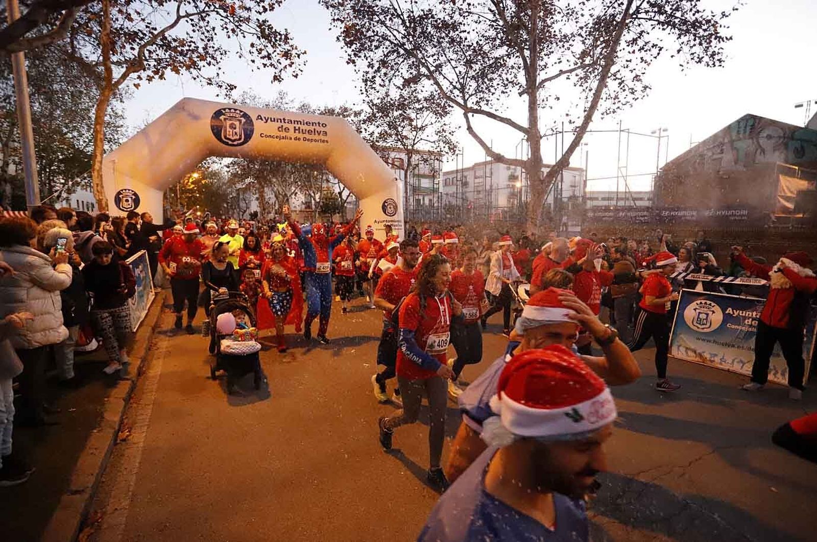 Imágenes de la carrera de San Silvestre en Huelva