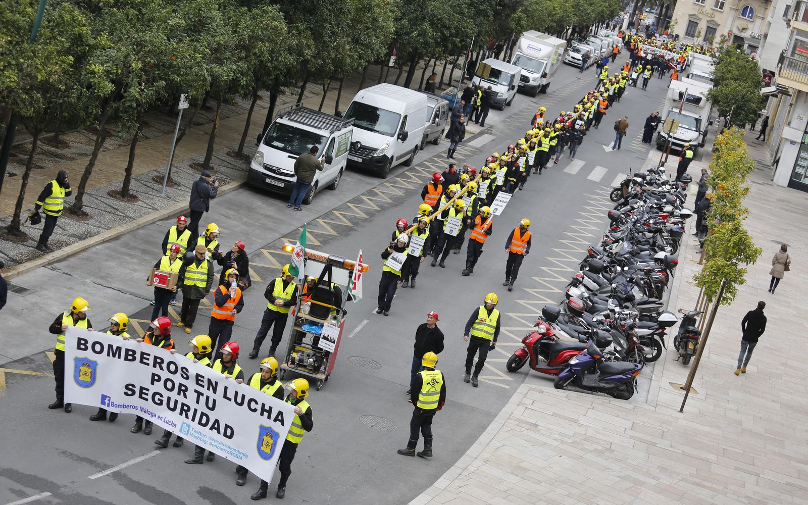 Las imágenes de la 'marcha fúnebre' de los bomberos en Málaga