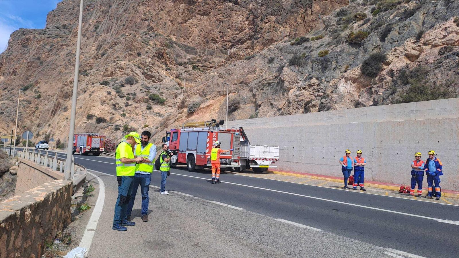 Bomberos, Guardia Civil y Policía Local, entre otros, han participado en el operativo.