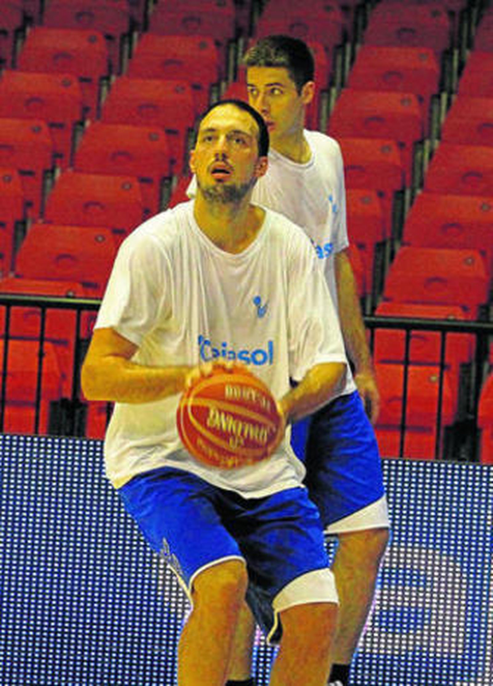 Luka Bogdanovic intenta un lanzamiento lateral en un entrenamiento con Milenko Tepic a su espalda.