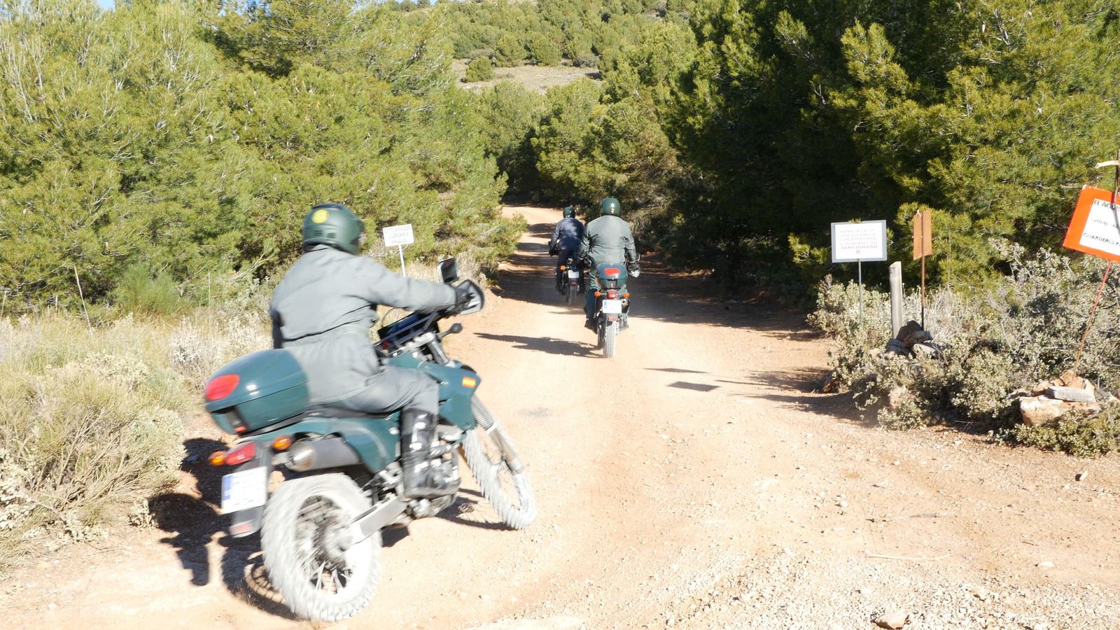 Agentes del Seprona patrullan por una zona de caza.