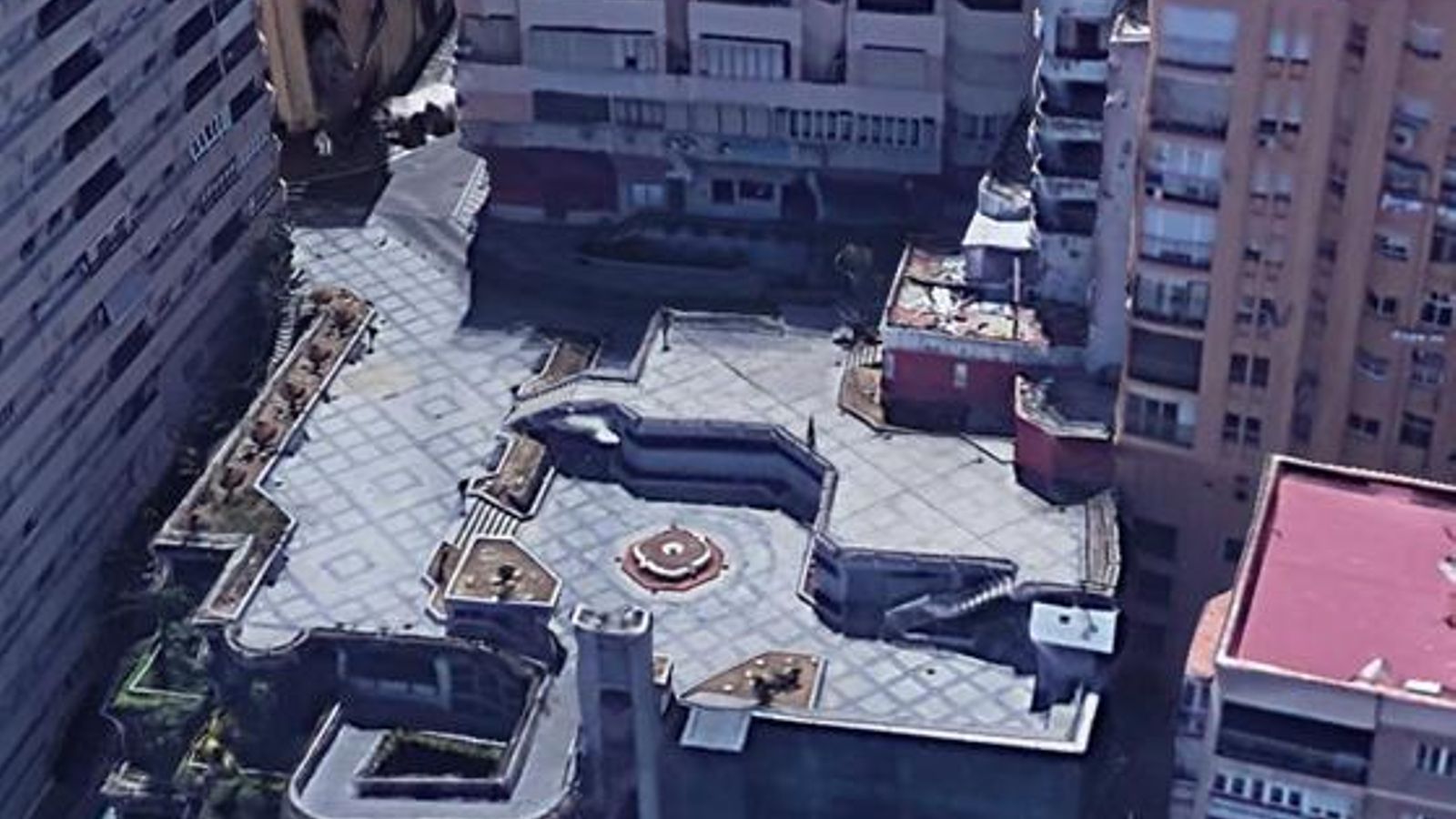 Vista aérea actual con el aparcamiento, las rampas peatonales y la plaza de Nuestra Señora de las Lágrimas.