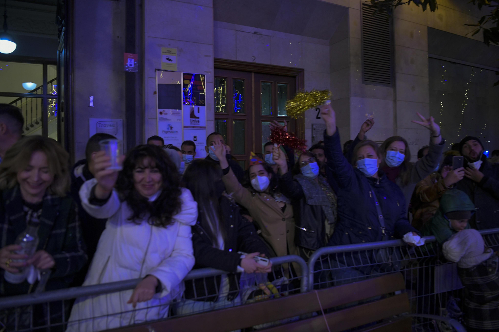 Así fue la Nochevieja 2021 en Granada, en imágenes: uvas en una Plaza del Carmen vallada y ambiente de fiesta en la calle