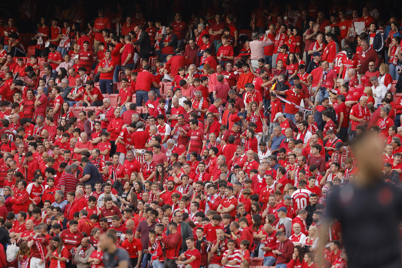 Búscate en las fotos del Sevilla-Juventus