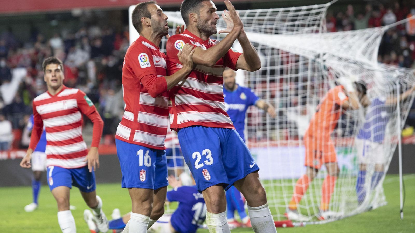 Víctor Díaz celebra con Jorge Molina el tanto del empate rojiblanco.