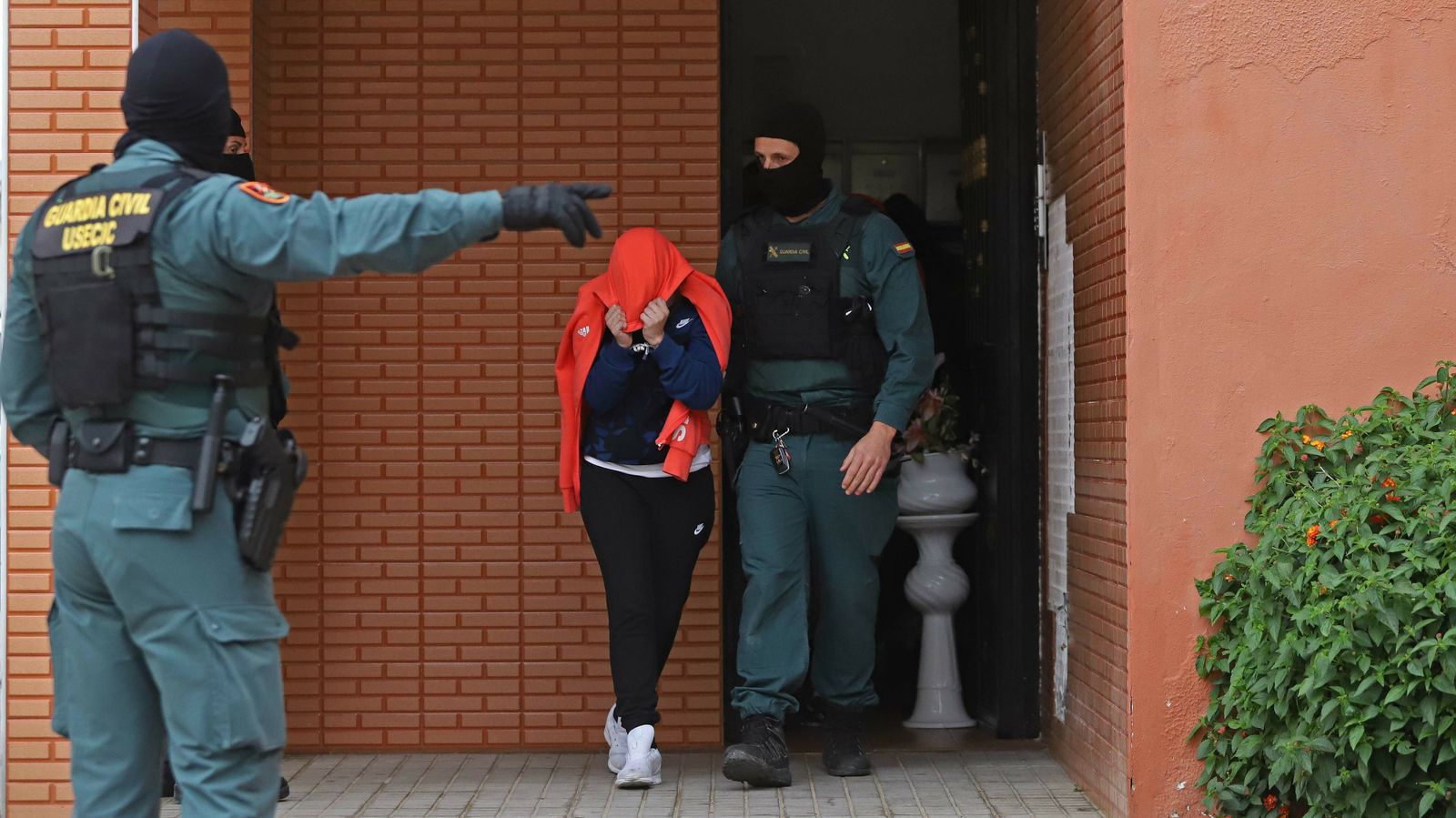 Fotos del registro de la Guardia Civil en la calle Guadalupe de La Línea