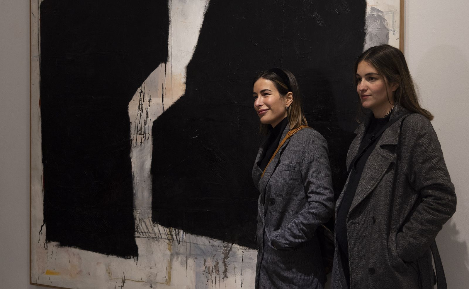 Las dos hijas del pintor y depositarias de su legado, inaugurando la muestra.