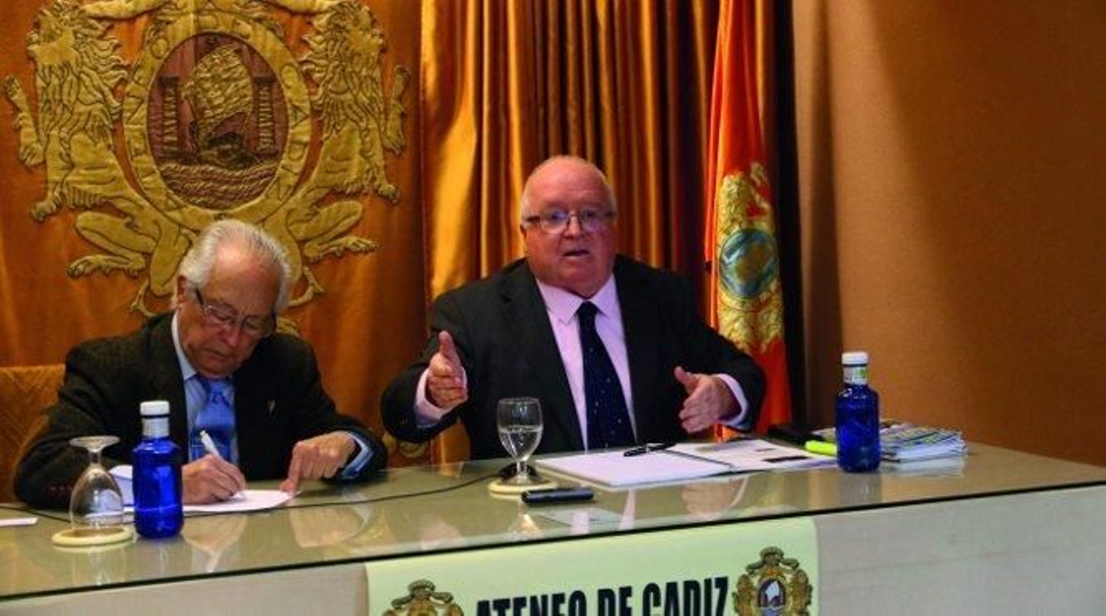 Manolo Lapi con el periodista y director de Línea 6 Eme Carlos Medina, en el Ateneo de Cádiz, durante la celebración de la tertulia deportiva.