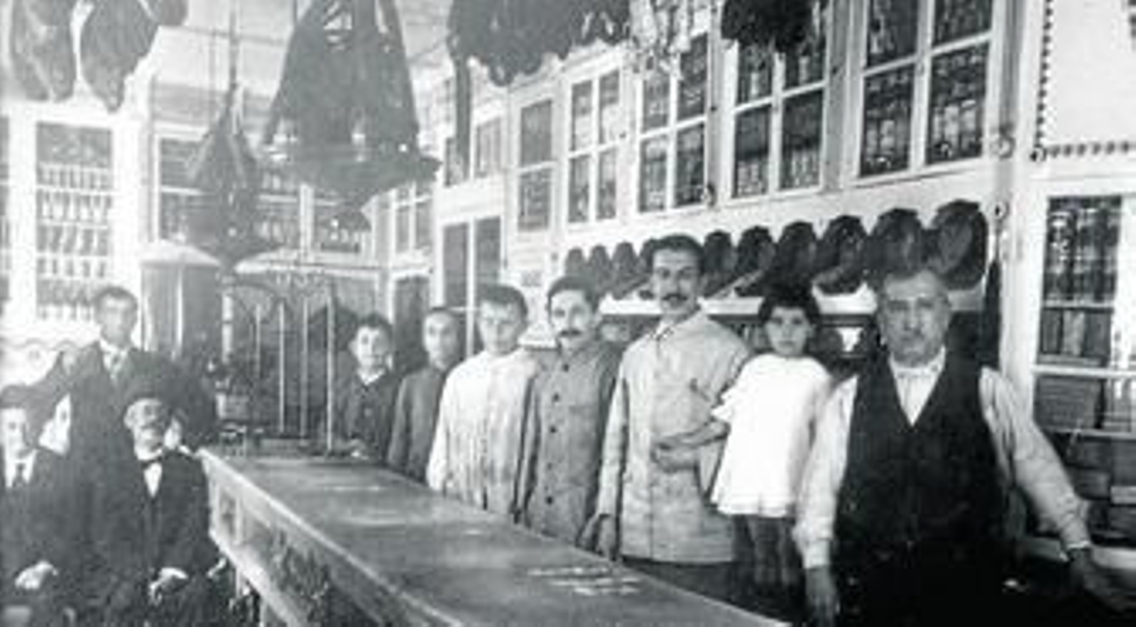 En primer término, el montañés Gabino Hidalgo, junto a sus hijos y trabajadores en el ultramarino que abrió en Cádiz a finales del siglo XIX, aún abierto.