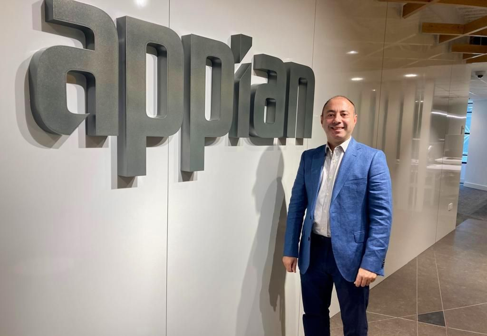 Víctor Ayllón, vicepresidente de Innovación de Appian, en el interior de la sede de la compañía en Sevilla.