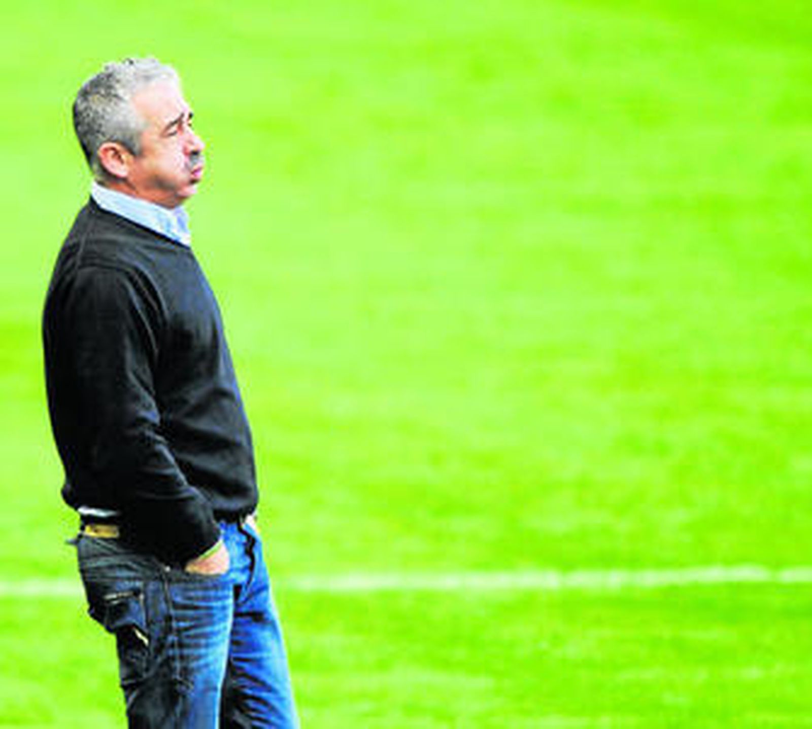 Manuel Preciado observa con detenimiento el transcurso de un encuentro liguero de su equipo.