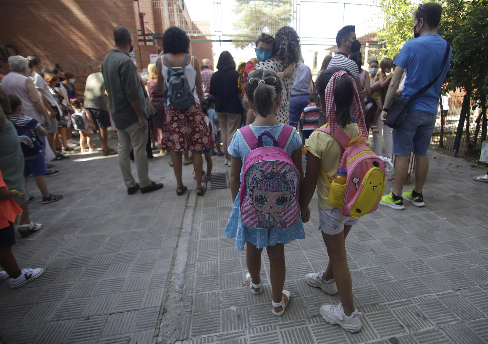 Los niños, en su primer día de clase, entran en el Colegio Al-Andalus, de Sevilla capital.