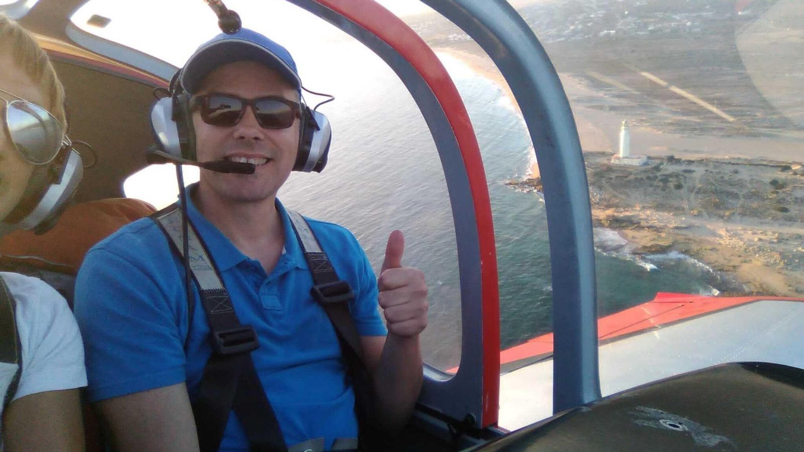Gustavo Camino sobrevuela el faro de Trafalgar en un ultraligero.