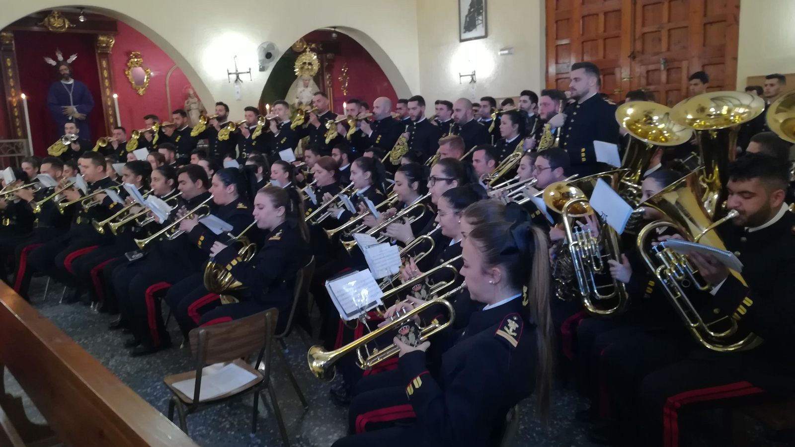 La Banda de Cornetas y Tambores Nuestra Señora del Carmen puso sones al acto.