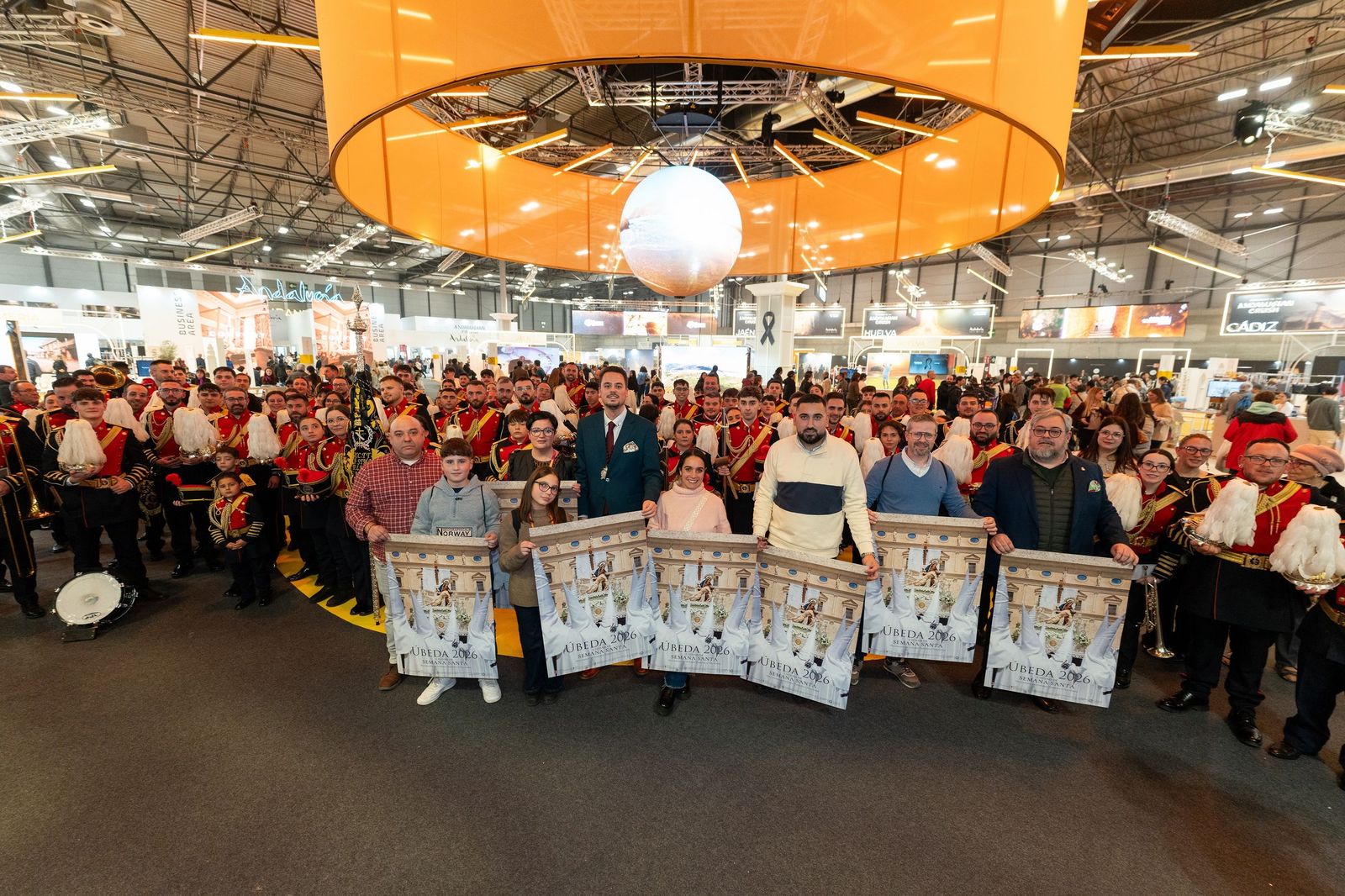 Diputado de Turismo, Francisco Lozano junto a la Banda de las Penas de Úbeda en Fitur