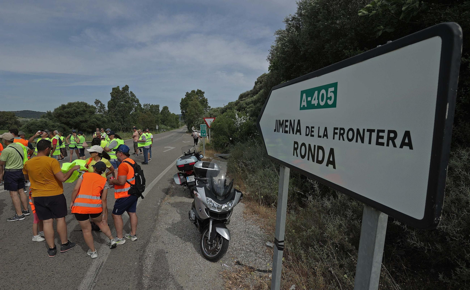 Fotos de la concentración por el mal estado de la carretera A-405 en Jimena