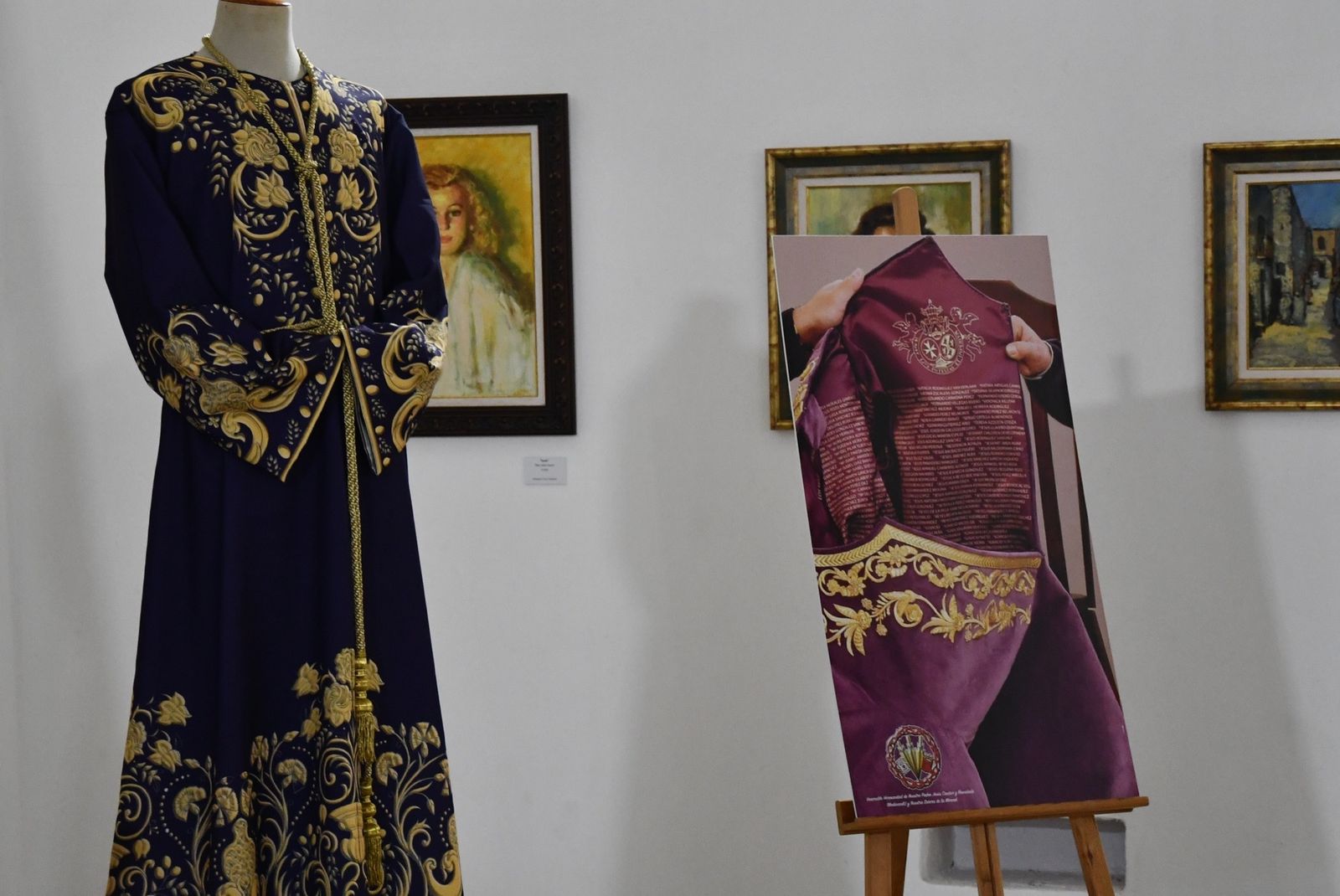 Un modelo de túnica y un boceto del diseño.