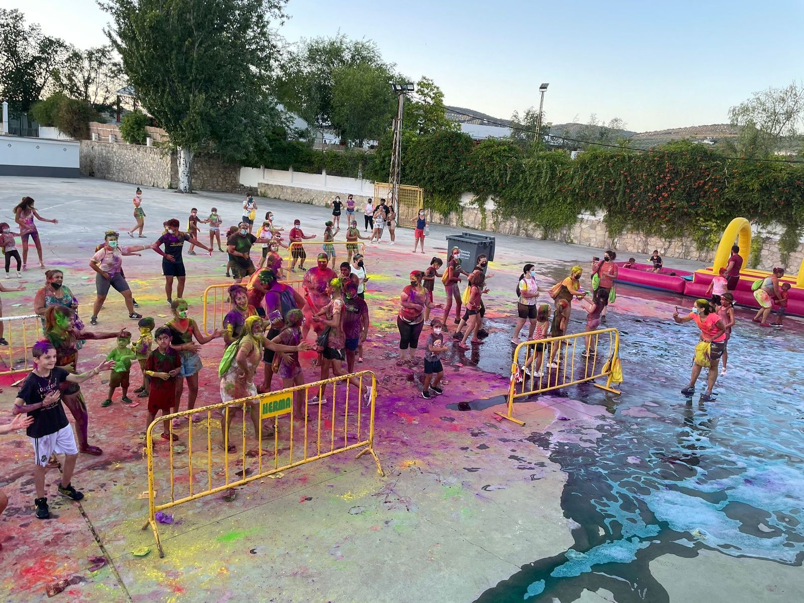 Un centenar de jóvenes de Montefrío participan en la primera Carrera de los Colores