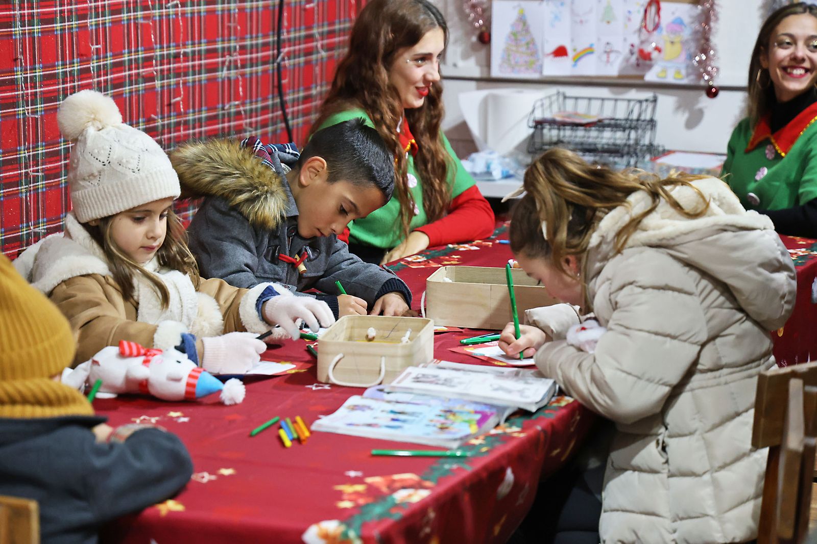 imagenes de los elfos y niños en la estafeta de correos de Huelva