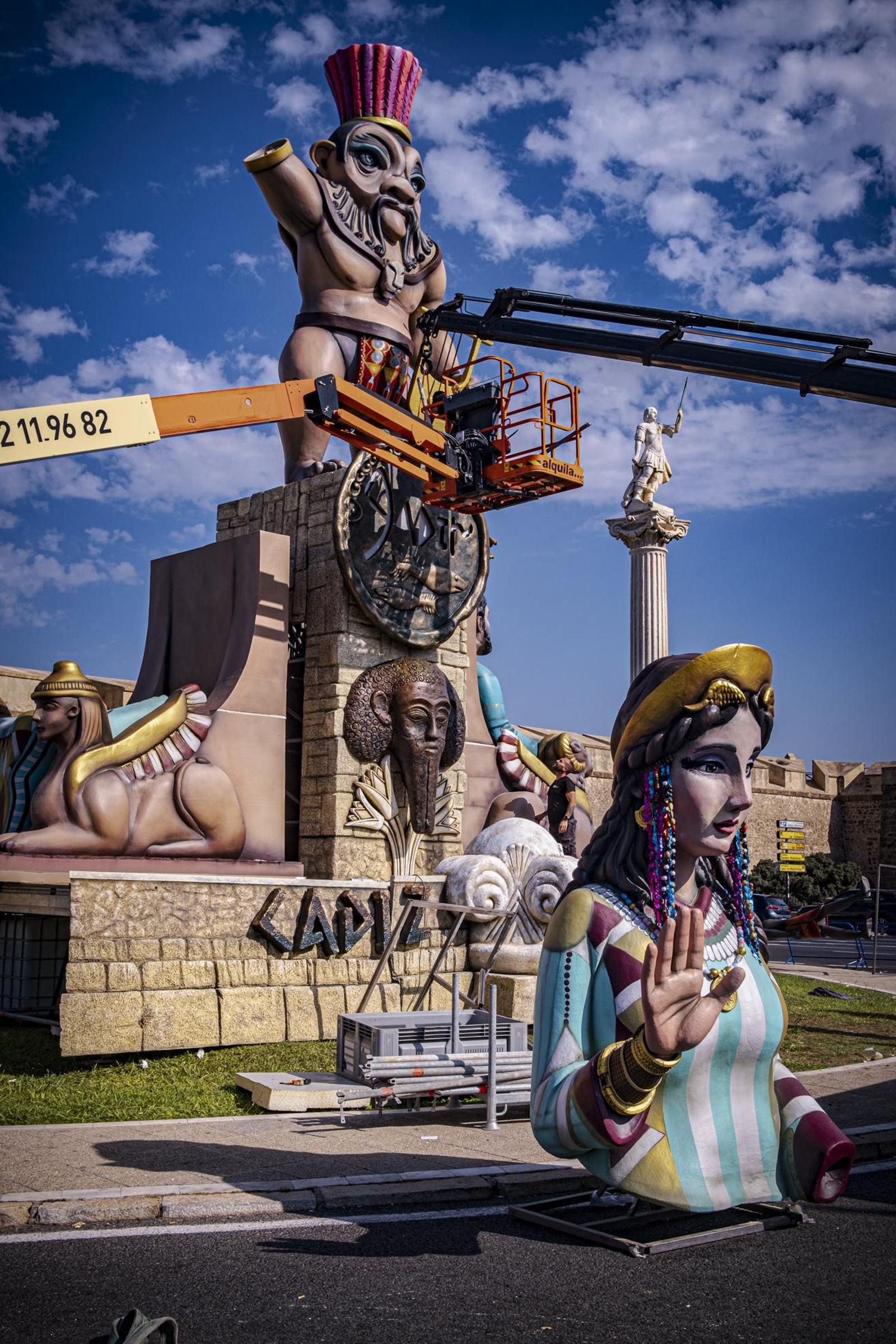 Montaje del monumento fenicio en las Puertas de Tierra realizado por el artista Alejandro Santaeulalia.