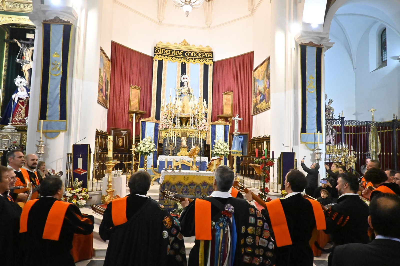 Imágenes de la tradicional tuna de empresariales tocando en el monumento de la Inmaculada